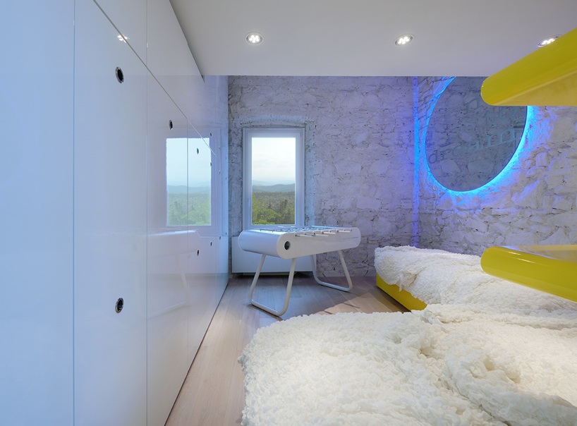 simone micheli enlivens futuristic mirrored house in florence-07