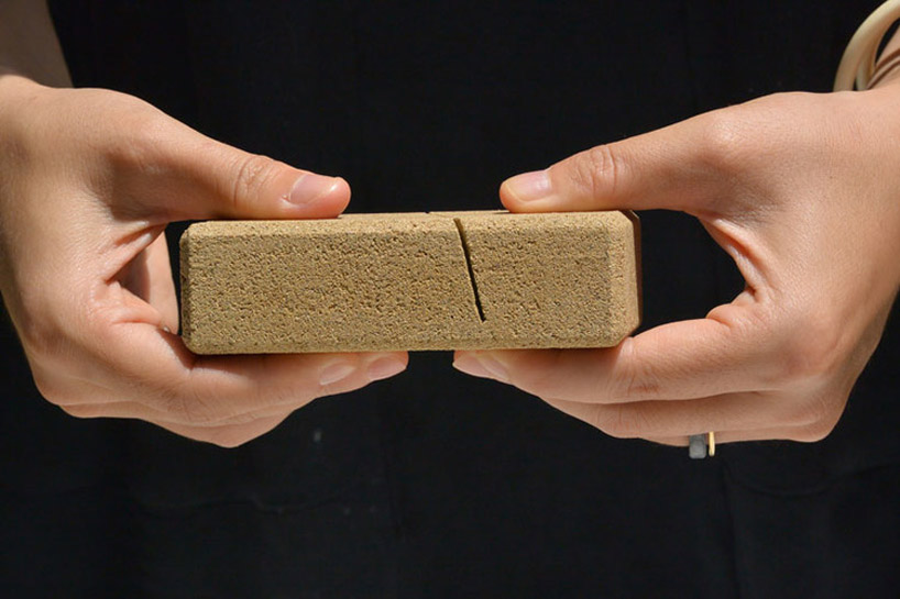 alien and monkey re-frame ritual of gift opening with sand packaging-designboom-06
