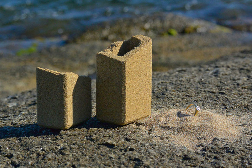 alien and monkey re-frame ritual of gift opening with sand packaging-designboom-11