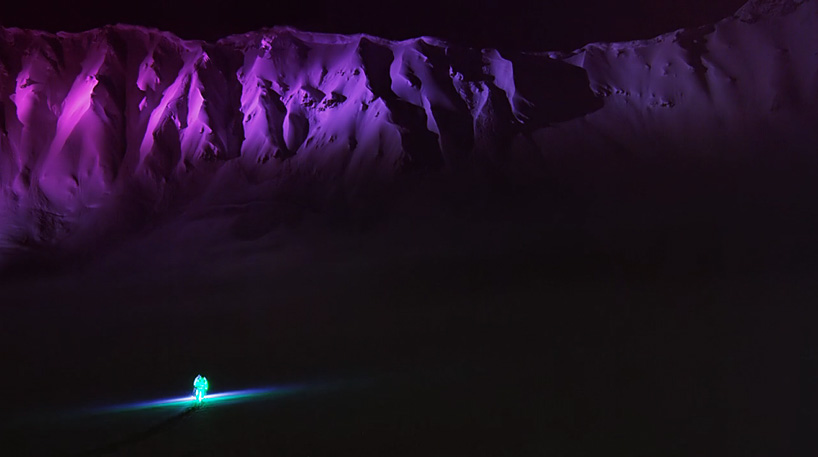 LED-clad-skiers-slopes-afterglow-设计邦-04