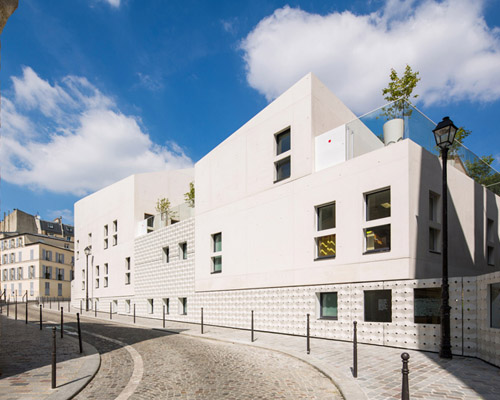 RH+事务所用白色混凝土建造巴黎 托儿所