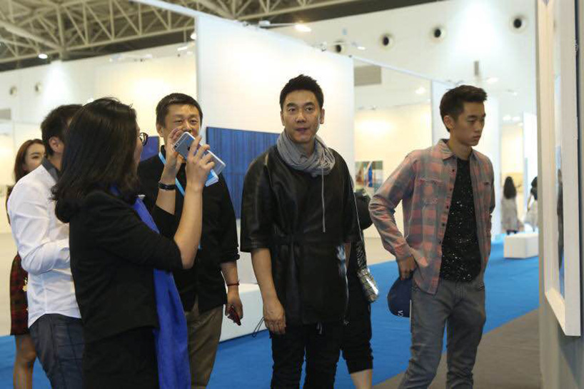 （左起）青年艺术100执行总监彭玮、中央美术学院教授赵力、林依轮、林子濠