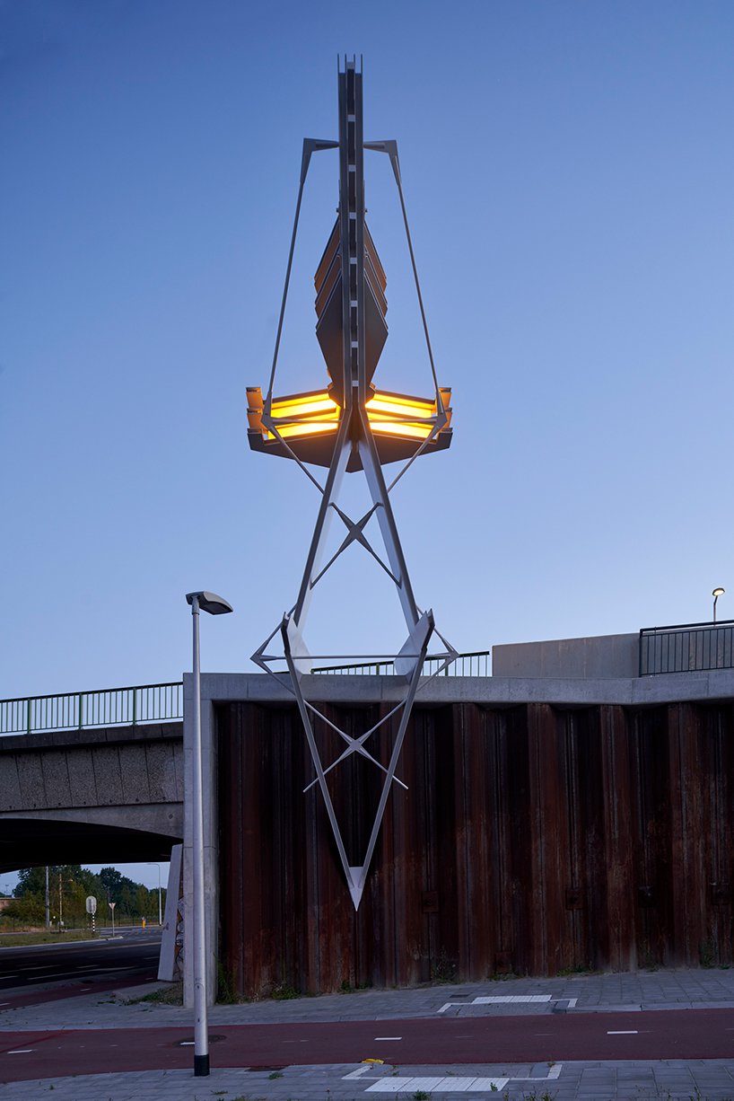 钳在高架桥上的“灯标”装置-BlueDotCC, 蓝点文化创意