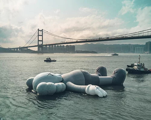 KAWS的气球雕塑从香港维多利亚港撤离