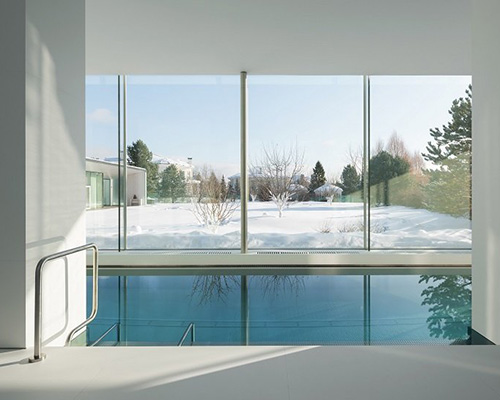 极简风室内泳池 尽享户外美景